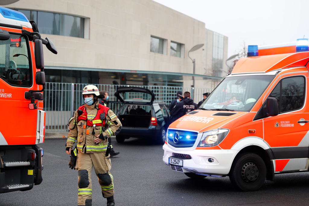 רכב התנגש בשער משרדי קנצלרית גרמניה אנגלה מרקל ב ברלין שוטרים