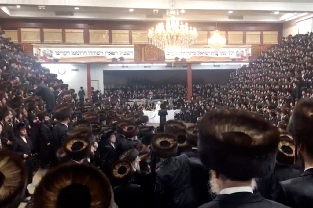 Guests squeezed inside the Yetev Lev temple in Williamsburg for the wedding of a chief rabbi’s grandson 
