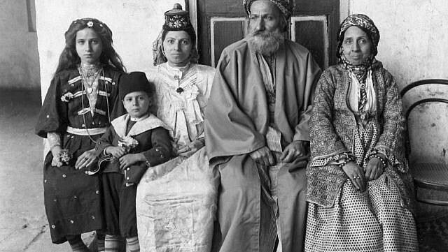 סבו של דוד, חכם עזרא דנגור, עם משפחתו בבגדד, שנת 1910. הם קבורים בבגדד.