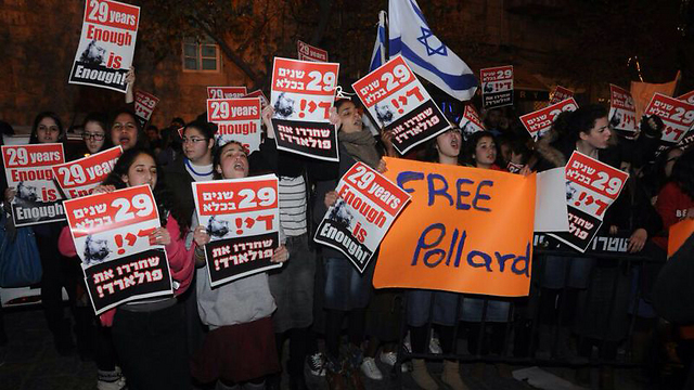 Israelis call for Jonathan Pollard's release from American prison at a protest in Jerusalem in 2014 