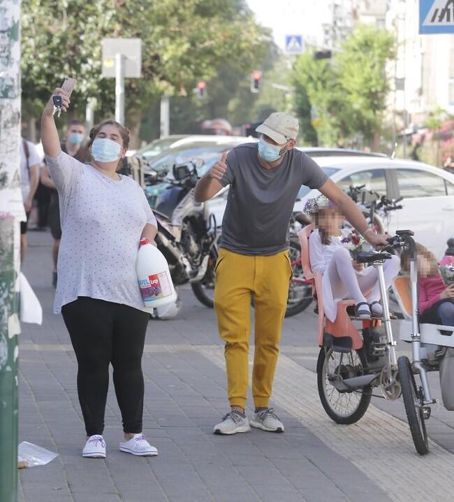 אפילו עוצר לסלפי עם מעריצה. ואקונומיקה