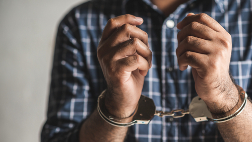 Задержанный в наручниках (Фото: shutterstock) Фото: shutterstock