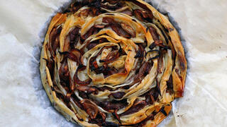 מאפה פילו עם סינטה ובצל סגול - שפרה נחום - אקסנט