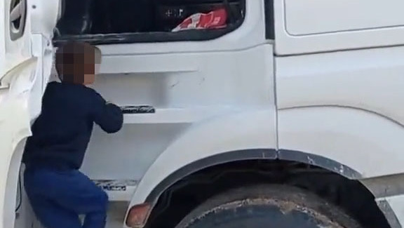 צפו בילד קטן נוהג לבדו במשאית