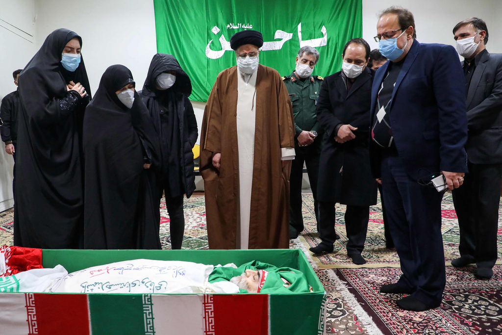 איראן מוחסן פחריזאדה מדען גרעין חוסל חולקים לו כבוד ב טהרן ב 28 נובמבר