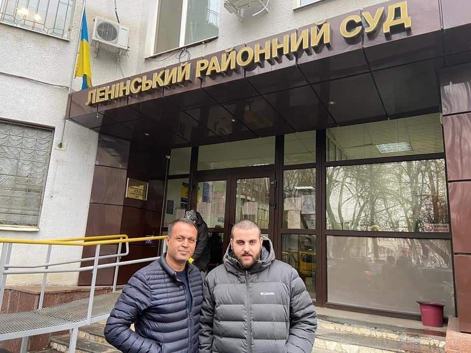 Мухаммед Хадж-Ихье с адвокатом Йосефом Шаабаном у здания суда מוחמד ראיד חאג' יחיא ועורך דינו יוסף שעבאן