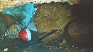 אחד המדריכים של מדרשת חברון שנכנס לפני  כ - 40 שנה פנימה למערה 