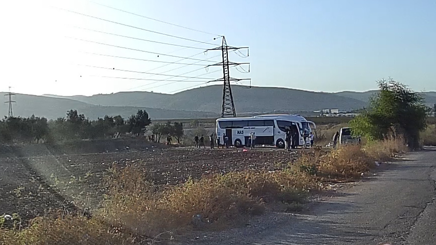 תיעוד : המעבר נסגר בגלל הקורונה. אבל הפלסטינים חוצים באין מפריע בפרצה סמוכה. התושבים :"הפקרות"