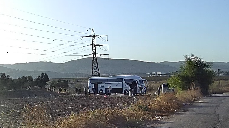 תיעוד : המעבר נסגר בגלל הקורונה. אבל הפלסטינים חוצים באין מפריע בפרצה סמוכה. התושבים :"הפקרות"