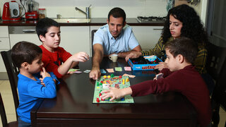 משפחת קופמן משחקת מונופול: ההורים ערן ואורטל, והילדים אלון, איתן ואריאל. "להרחיב אותם מהמסכים"