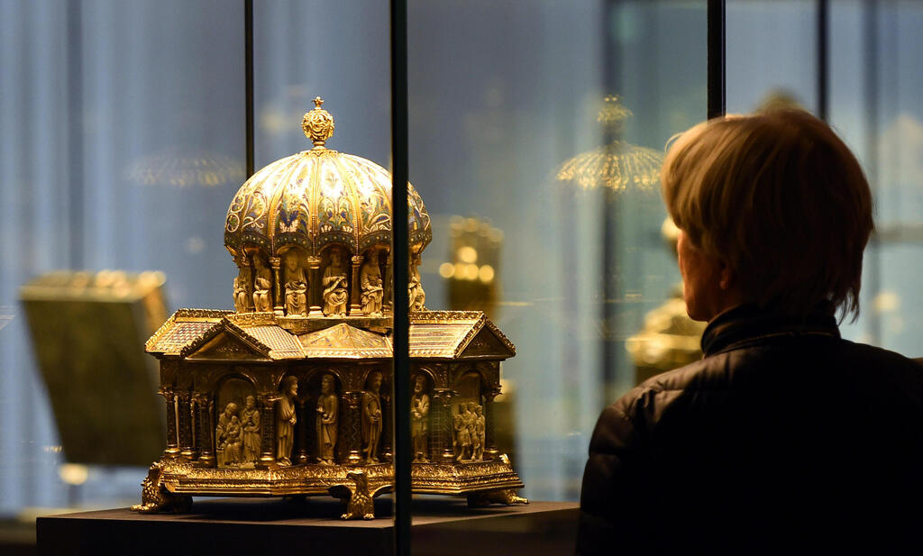 A visitor looks at the the cupola reliquary (Kuppelreliquar) of the so-called "Welfenschatz" (Guelph Treasure) displayed at the Kunstgewerbemuseum (Museum of Decorative Arts) in Berlin