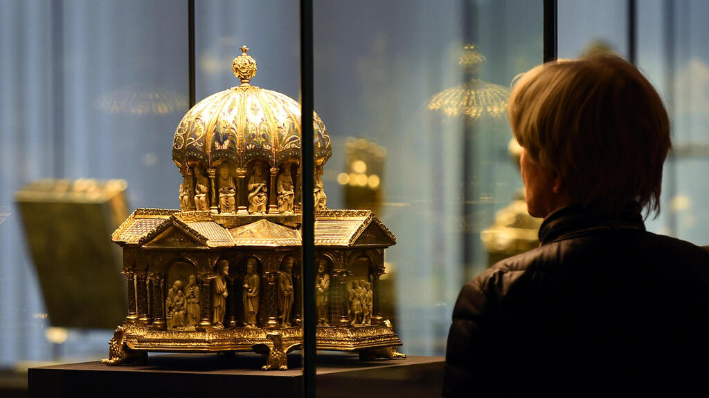 A visitor looks at the the cupola reliquary (Kuppelreliquar) of the so-called "Welfenschatz" (Guelph Treasure) displayed at the Kunstgewerbemuseum (Museum of Decorative Arts) in Berlin