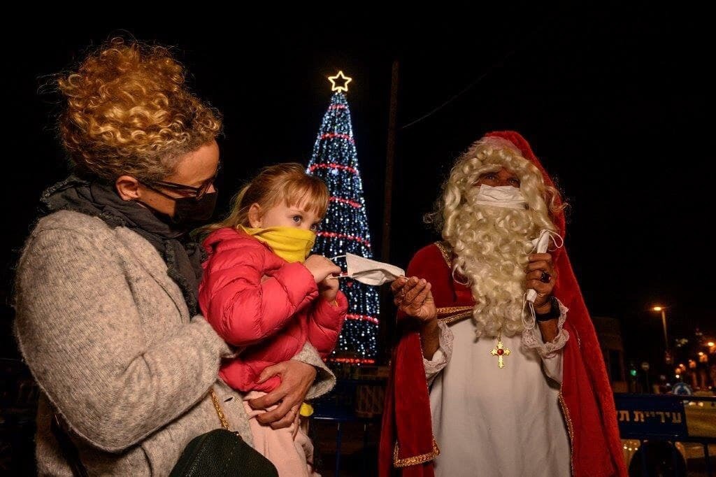 Santa Claus makes a masked Christmas appearance in Jaffa this year (Photo: Yael Guisky Abas) סנטה קלאוס מחלק מסכות. יפו