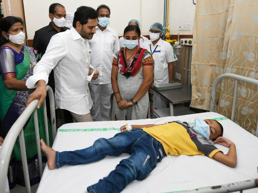 מאושפזים במדינת אנדרה פראדש ב הודו מחלה מסתורית בעיר אלורו