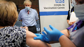 בוריס ג'ונסון מבוגרים ב בריטניה מתחסנים חיסון חיסונים פייזר נגיף קורונה