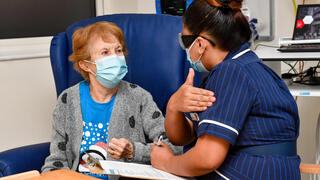 מרגרט קינאן בת 90 אישה ראשונה להתחסן חיסון חיסונים קורונה פייזר בריטניה