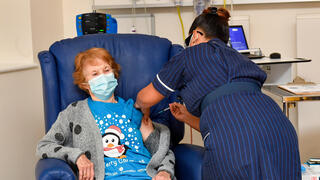 מרגרט קינאן בת 90 אישה ראשונה להתחסן חיסון חיסונים קורונה פייזר בריטניה
