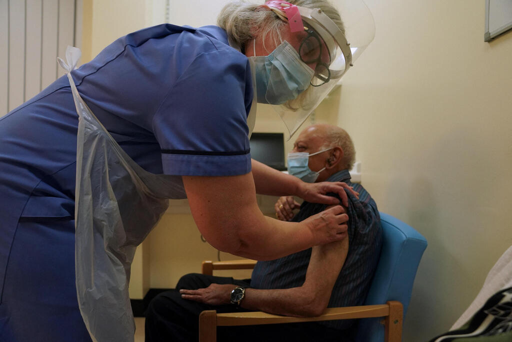 UK elderly receiving the coronavirus vaccine (Photo: MCT) מבוגרים ב בריטניה מתחסנים חיסון חיסונים פייזר נגיף קורונה