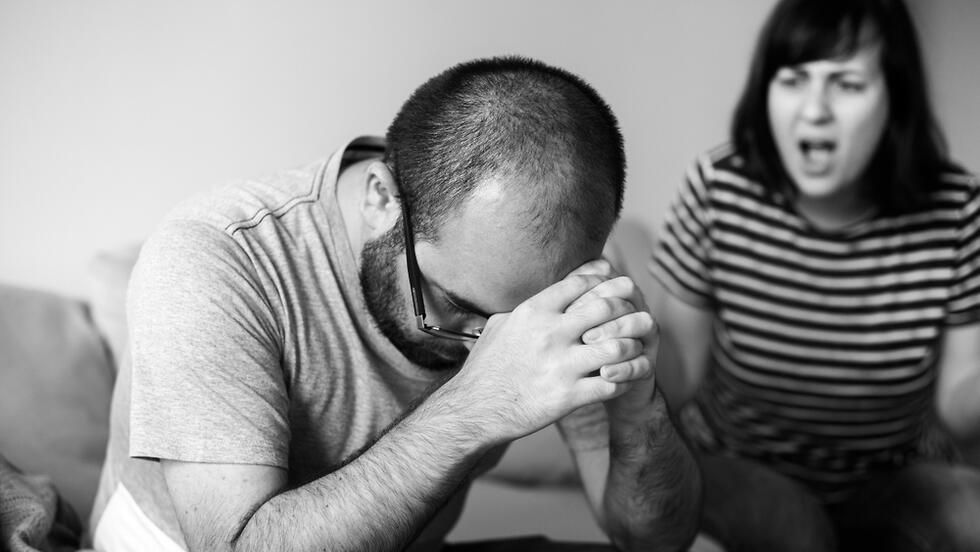 Фото: shutterstock תמונה של אישה צועקת על גבר