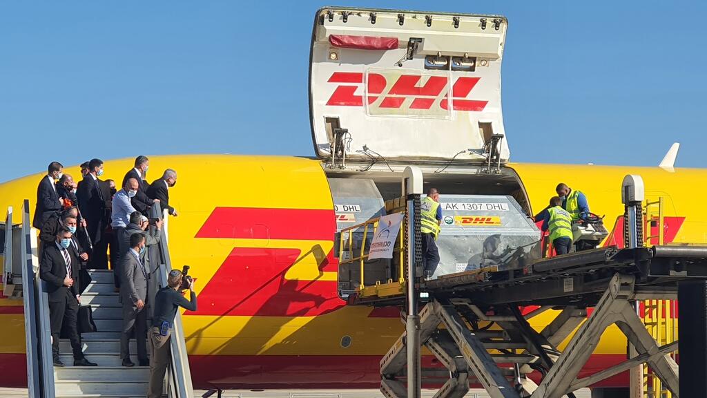 בנימין נתניהו ויולי אדלשטיין בקבלת המטוס שמגיע עם החיסונים נגד קורונה לישראל