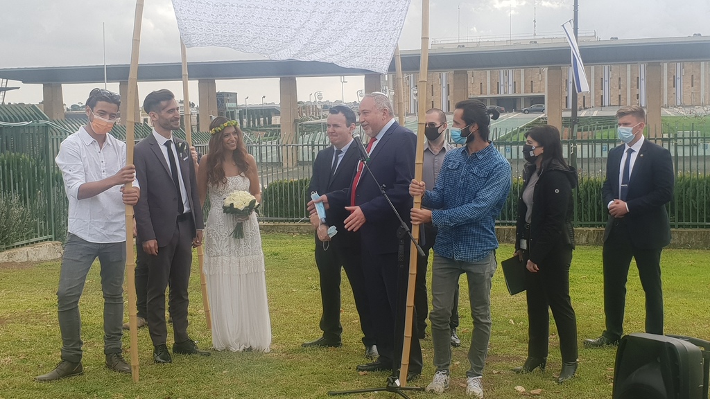 Мор и Эли под хупой, вел церемонию Авигдор Либерман (Фото: пресс-служба партии НДИ) Мор и Эли