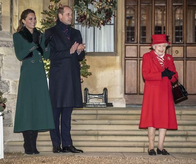 שמחה לראות אותם. המלכה אליזבת והדוכסים מקיימברידג'