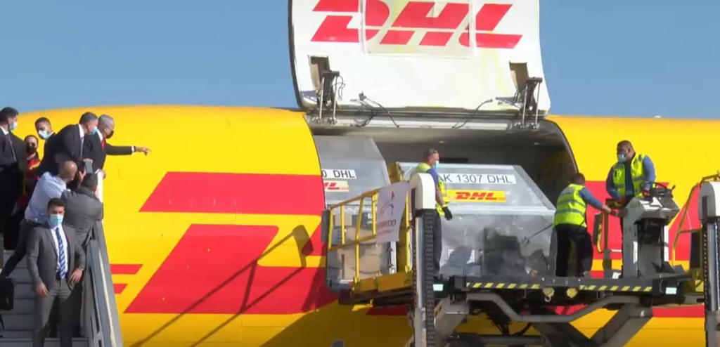 Prime Minister Netanyahu and Health Minister Edelstein welcome the first shipment of Pfizer's coronavirus vaccine on Dec. 9, 2020 (Photo: Shmulik Dudfur) בנימין נתניהו ויולי אדלשטיין בקבלת המטוס שמגיע עם החיסונים נגד קורונה לישראל