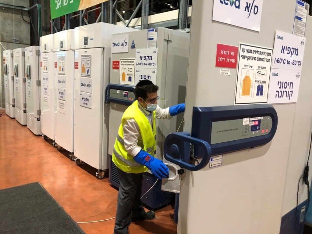 Teva Pharmaceutical Industries' vaccine storage facility near Modi'in (Photo: Nadav Abbas) אחסון החיסונים נגד קורונה בחברת טבע במודיעין