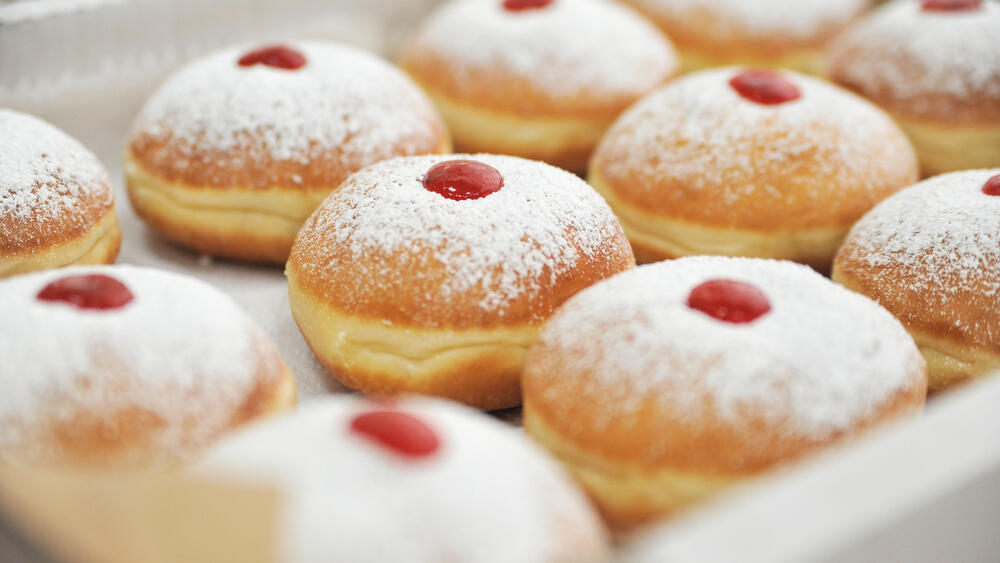 Sufganiya (Photo: shutterstock) סופגנייה, סופגניות, חנוכה - אילוסטרציה