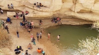 מטיילים בעין ירקעם