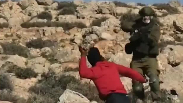 תיעוד עימות בין קצין צה"ל ונערים פלסטינים בכפר מוע'ייר