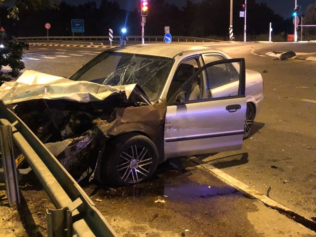 ДТП на шоссе № 412 (Фото: Надав Абес) זירת תאונת הדרכים הקטלנית בין מחלף שפירים לבית דגן