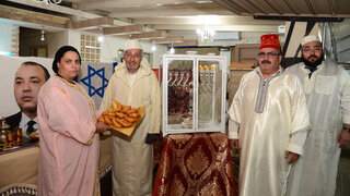 משפחה מרוקאית מירוחם מדליקה נרות חנוכה בצל כינון היחסים עם מרוקו 