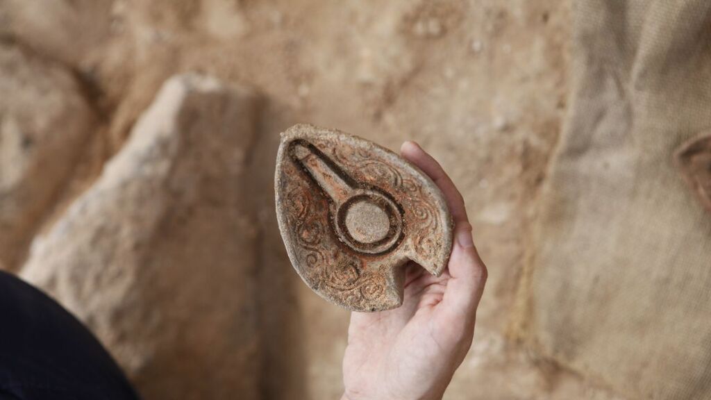  A clay mold for oil candles was found during an archeological excavation in Tiberias 
