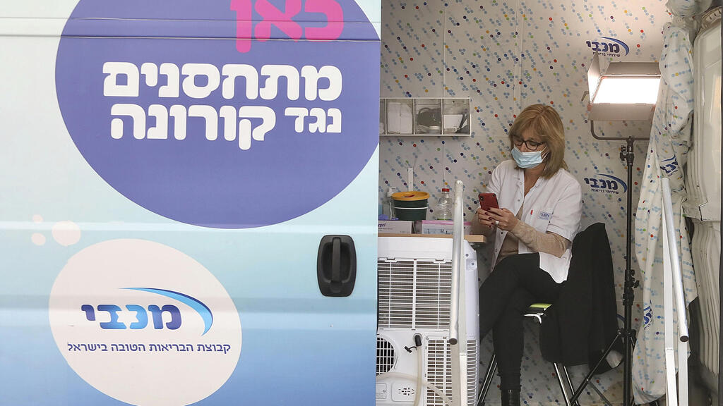 משאית ניידת חיסון חיסונים נגיף קורונה קופת חולים מכבי