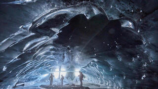 מערת קרח טבעית קתדרלת הקרח באלפים השוויצריים