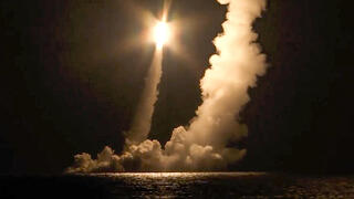 צוללת גרעינית רוסית שיגרה טילים באימון רוסיה