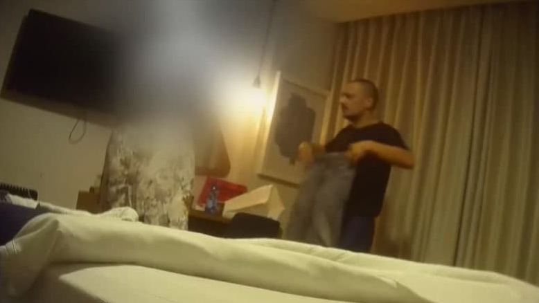 מייק חיון החשוד שביצע עבירות מין במטופלות שהגיעו לקליניקה שלו לצורך הכנת קמעות במטרה להסיר "כישוף"