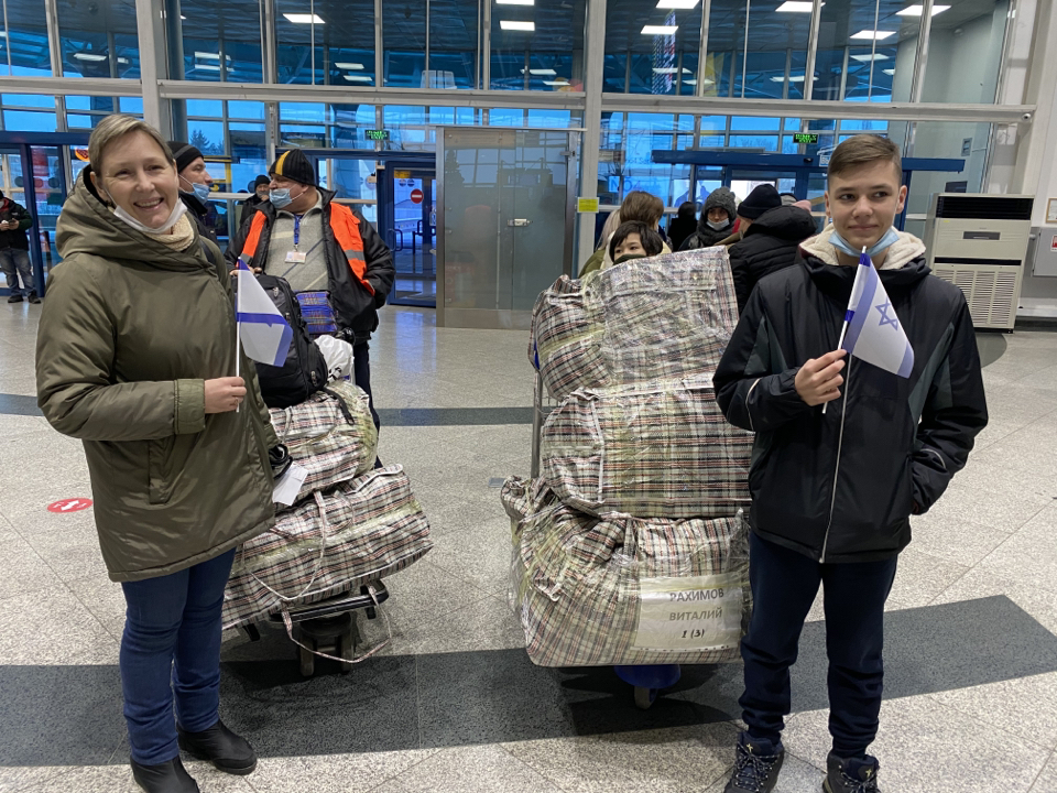 Оксана и Виталий в аэропорту Алматы перед вылетом в Израиль 