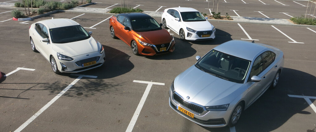 בכיוון השעון: יונדאי איוניק, סקודה אוקטביה, ניסאן סנטרה ופורד פוקוס