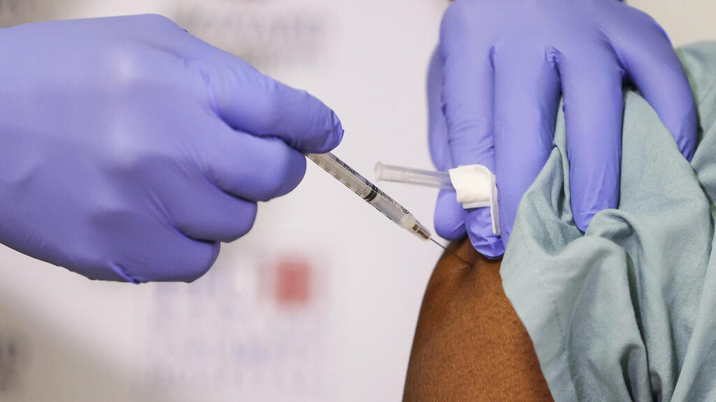 הזרקה זריקה חיסון נגד קורונה של פייזר ב וושינגטון די.סי ב ארה"ב