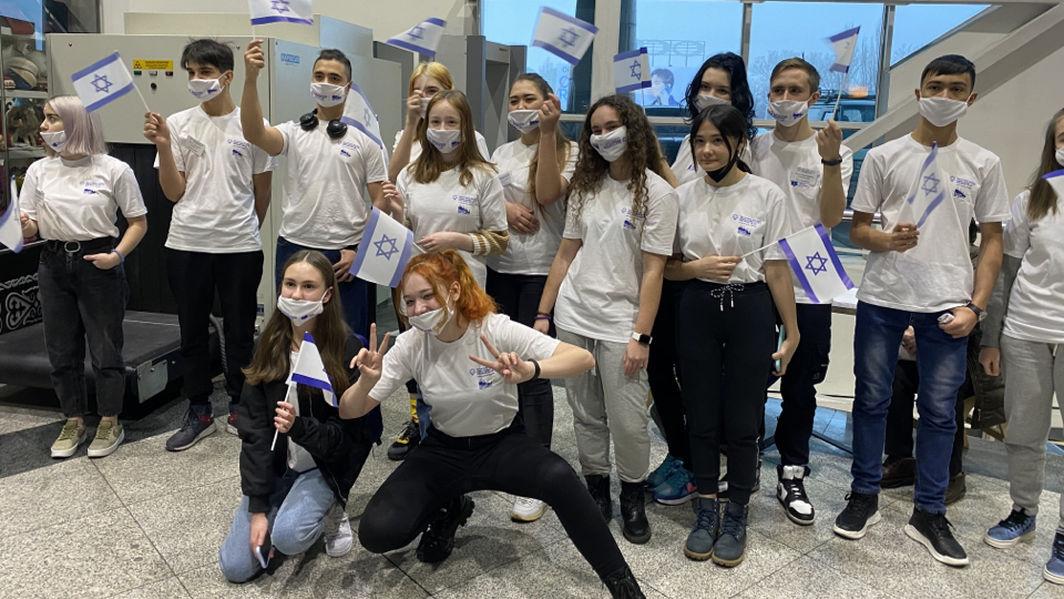 Группа участников молодежных программ Еврейского агентства перед вылетом в аэропорту Алматы 
