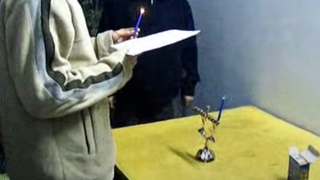 יהודים בקאיפנג מדליקים נר חנוכה
