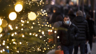 עם מסכה נגד קורונה ב מינכן גרמניה עץ חג המולד