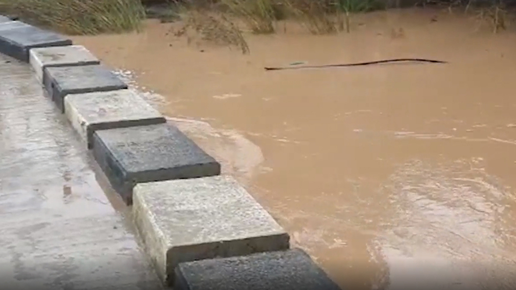 יגל בן ה-8 נפל לתוך הנחל, נשאב אל תוך צינור תת-קרקעי ויצא מצידו השני של הכביש