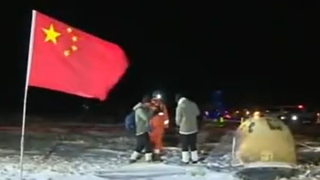 דגל סין ליד הקפסולה, שחזרה מהירח