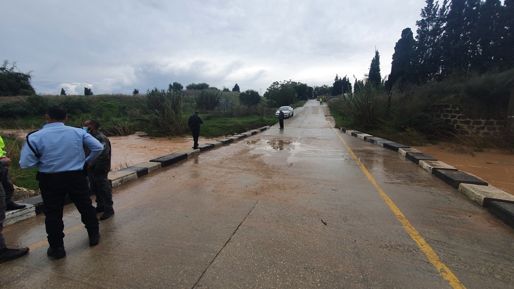 יגל בן ה-8 נפל לתוך הנחל, נשאב אל תוך צינור תת-קרקעי ויצא מצידו השני של הכביש