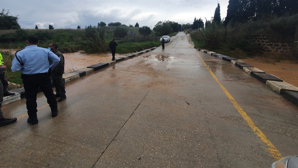 The Nahal Oved stream, with a road in the middle (Photo: Matan Tzuri) יגל בן ה-8 נפל לתוך הנחל, נשאב אל תוך צינור תת-קרקעי ויצא מצידו השני של הכביש