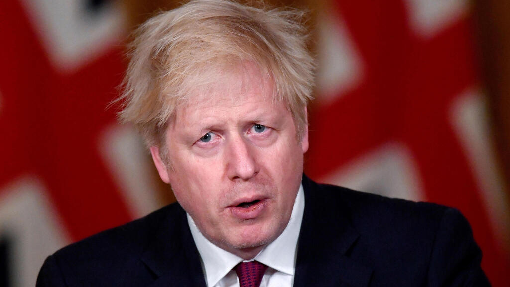 מסיבת עיתונאים של ראש ממשלת בריטניה בוריס ג'ונסון מודיע על הגבלות קורונה