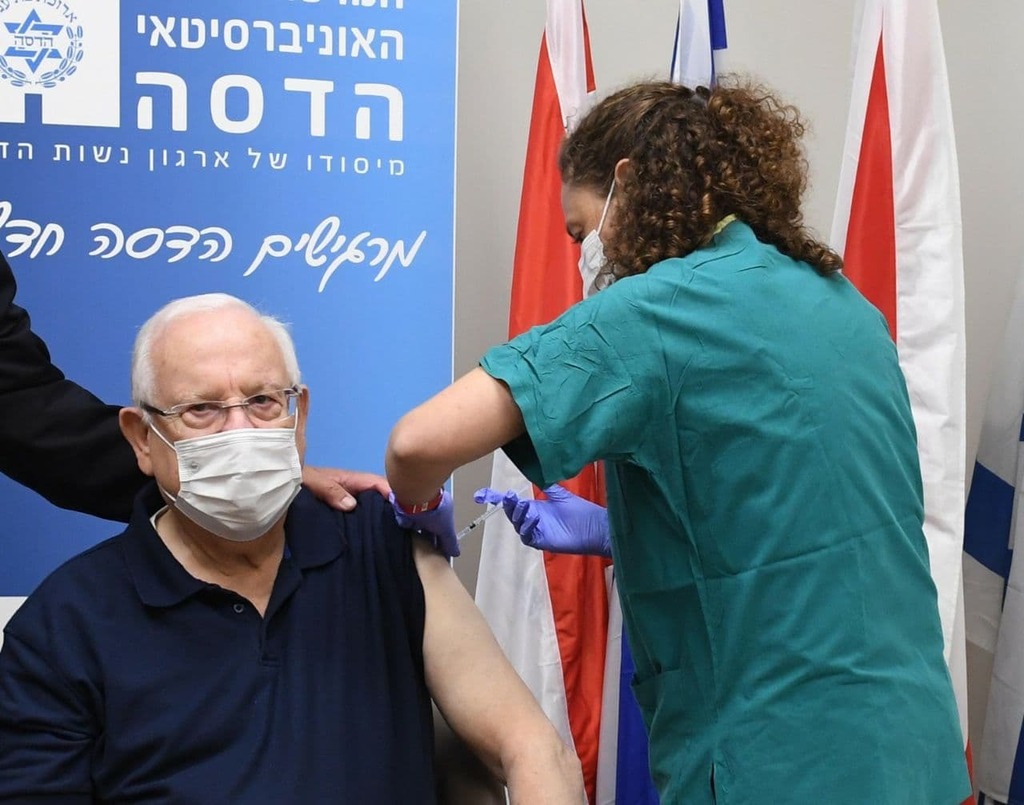 Nurse Havah Gardner administers Pfizer's coronavirus vaccine to President Reuven Rivlin (Photo: GPO) ראובן ריבלין מתחסן